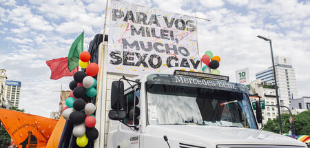 »Für dich Milei, viel schwuler Sex«: Forderung auf einem Pride-M...