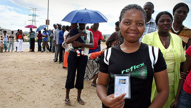 Schlangenbildung am Freitag in Windhoek. Insgesamt sind 200 000 ...
