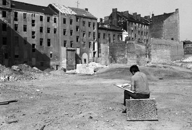 Kopfstadt mit Zeichner, 1980 in Kreuzberg