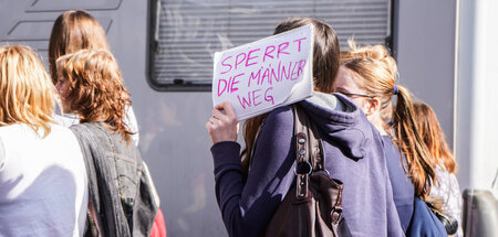 Der Frauenstreik war von kämpferischen Parolen und Plakaten gepr...