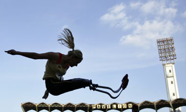 Der Sand war frisch aufgefüllt: Vanessa Low beim Weitsprung