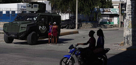 Vor dem Flughafen wachen Polizeitruppen. Die Bevölkerung bleibt ...