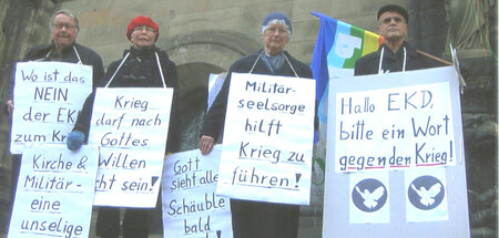 Mahnwache vor dem Bremer Dom anlässlich der Synode der Evangelis...
