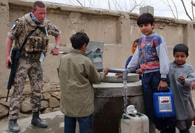 Afghanistans Freund und Helfer – Bundeswehrsoldat am obligatoris...