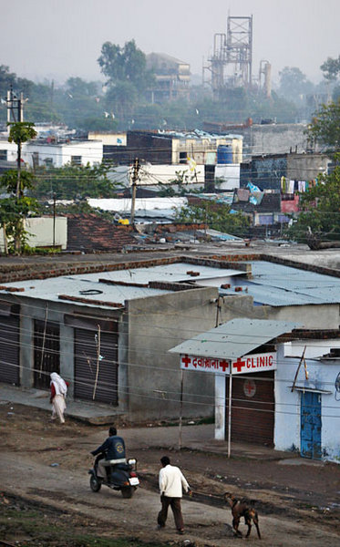 Slum in Bhopal – im Hintergrund die Chemiefabrik