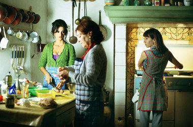 Die verlorene Mutter (Carmen Maura) schält Gemüse