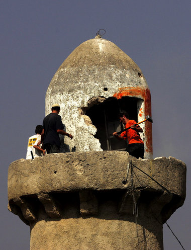 Israelische Siedler zerstören in Sanur (Westbank) das Minarett e...