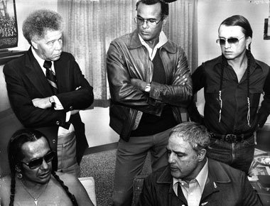 Harry Belafonte und Marlon Brando 1978 bei Russel Means (vorn li...