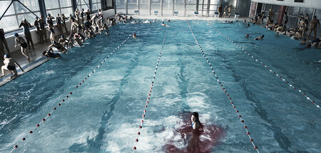 Medium der Körpersprache: Im Schwimmbad