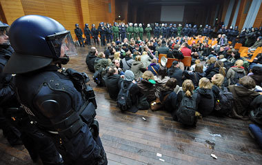 Ende der Diskussion: Polizisten räumten am Mittwoch den besetzte...
