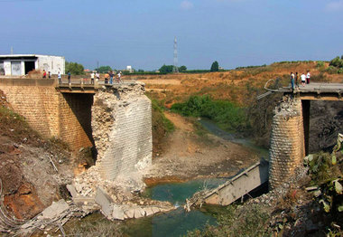 Vo israelischen Bombern zerstört: Brücke bei Arqua im Nordlibano...