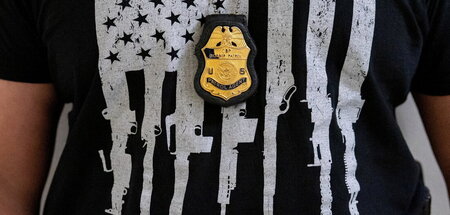 Seine nationalistische Gesinnung und Freude an Kriegswaffen stel...