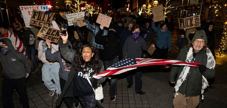 Nach ihrer Freilassung aus einem ICE-Lager demonstriert die sich...