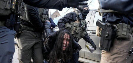 Beamte der US-Abschiebebehörde ICE tragen die Demonstrantin Aliy...