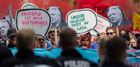 Demonstration unweit von Haus von Rheinmetall-Chef.jpg