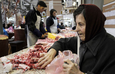 Wie diese Frau auf einem Kiewer Markt können sich in der Ukraine... Wie diese Frau auf einem Kiewer Markt können sich in der Ukraine...