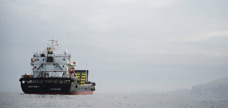 Drohung schon da, Weg noch frei: Ein Frachtschiff passiert am So...