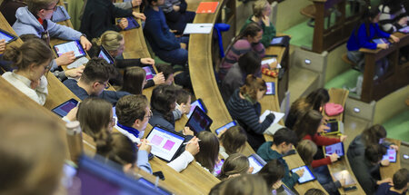 Auch das Tablet will bezahlt sein: Studenten der Humanmedizin in...