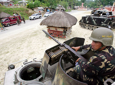 Philippinische Truppen, nach Verhängung des Kriegsrechts, am Son... Philippinische Truppen, nach Verhängung des Kriegsrechts, am Son...