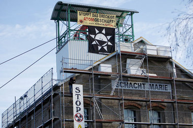 Atomkraftgegner am Montag auf dem Schacht Marie Atomkraftgegner am Montag auf dem Schacht Marie