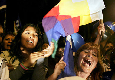 Wie hier in Cochabamba feierten die Anhänger von Evo Morales im ... Wie hier in Cochabamba feierten die Anhänger von Evo Morales im ...