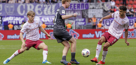 Wer kriegt den Ball? Max Plath und Frederik Carlsen vom FC Ingol...