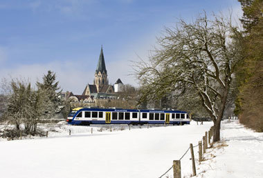 Bahnfahren kann so idyllisch sein: Nahverkehrszug der der Bayeri...