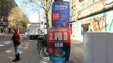 Pro und contra: Plakate in der Mönckebergstraße