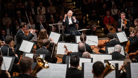 Herbert Blomstedt benutzt keinen Taktstock, die Hände genügen ih...