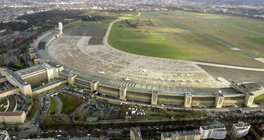 Das Tempelhofer Feld: 386 Hektar mehr oder weniger freier Fläche... Das Tempelhofer Feld: 386 Hektar mehr oder weniger freier Fläche...