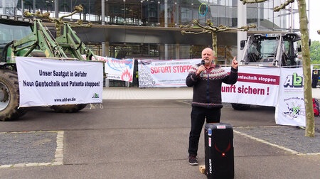 Obwohl die Tagung online stattfand, protestieren Aktivisten vor ...