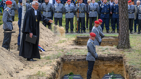 Auch den zukünftigen »Gefallenen« will die Kirche ihre »besonder...