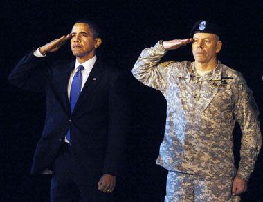 Letzter Salut für 18 gefallene USSoldaten – Präsident Barack Oba... Letzter Salut für 18 gefallene USSoldaten – Präsident Barack Oba...