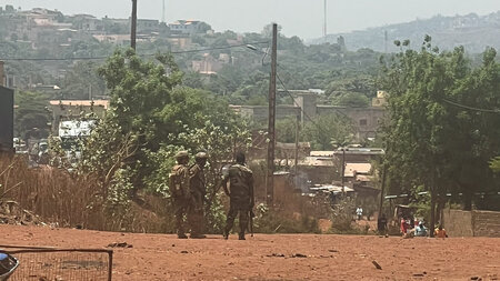 Malische Soldaten patrouillieren in der Hauptstadt Bamako (26.4....