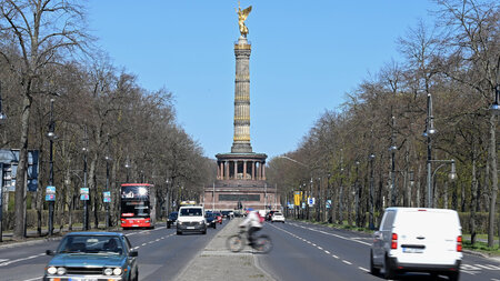 Keine Anwohner, nur ab und an eine durchziehende Demo ohne Publi...