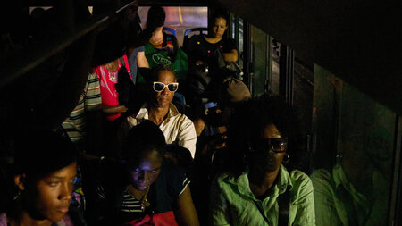 Künftig mit kubanischem Diesel: Menschen fahren mit öffentlichem...