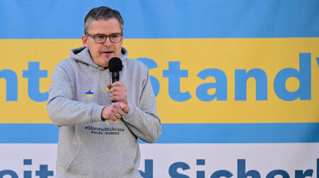 Roderich Kiesewetter spricht in Berlin auf einer Demonstration f...