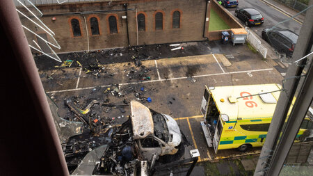 Viele offene Fragen: Ausgebrannte Krankenwagen eines jüdischen R...