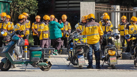 Vorbereitungen auf die Schicht beim Lieferdienst Meituan (Shangh...