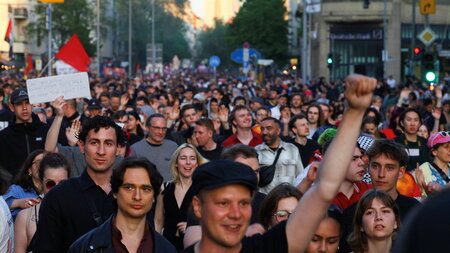 Berlinerinnen und Berliner kommen heraus zum 1. Mai 2025