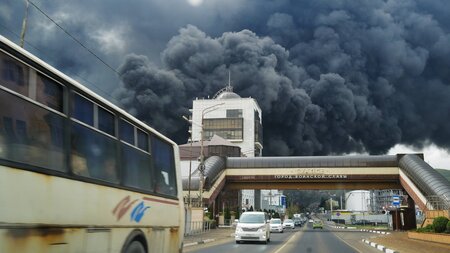 Riesige Rauchwolken über Tuapse nach der ersten ukrainischen Ang...