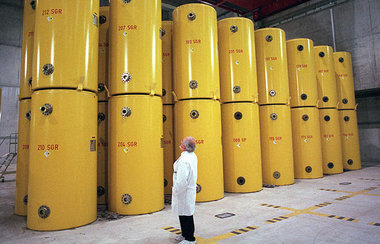 Spezialbehälter mit alten Brennelementen im Atommüllzwischenlage...