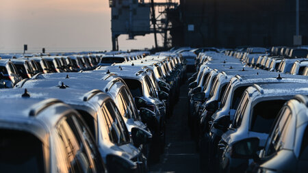 Autos aus deutscher Produktion bereit zur Verschiffung im Hafen ...