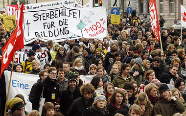Schüler und Studierende am Donnerstag in Bonn auf dem Weg zu den...