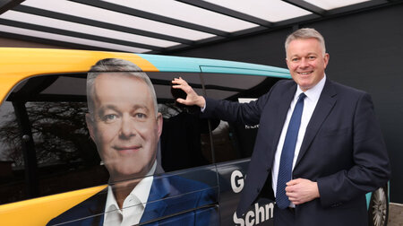 Doppelgesicht: Gordon Schnieder neben seinem Wahlkampfbus in Wal...