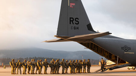 Klappe auf, Soldaten rein. Truppentransport auf der US-Air-Base ...