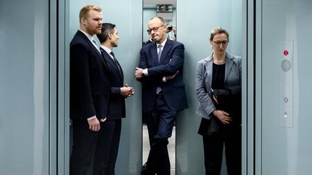 Bundeskanzler Friedrich Merz (CDU) blickt bislang noch drei weit...