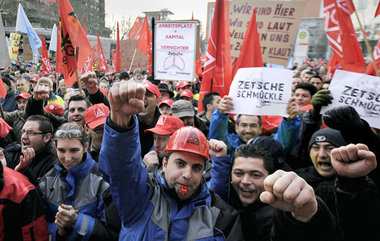 Daimler-Beschäftigte streiken in Sindelfingen für den Erhalt der...