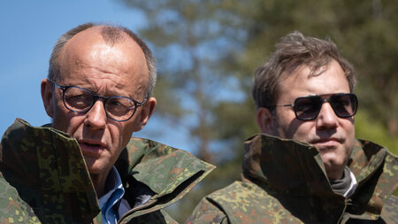 Kampfbereit: Friedrich Merz (CDU) neben Lars Klingbeil (SPD) auf...