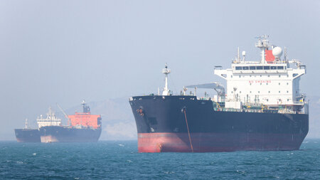 Schiffe liegen am Montag vor dem iranischen Hafen Bandar Abbas i...